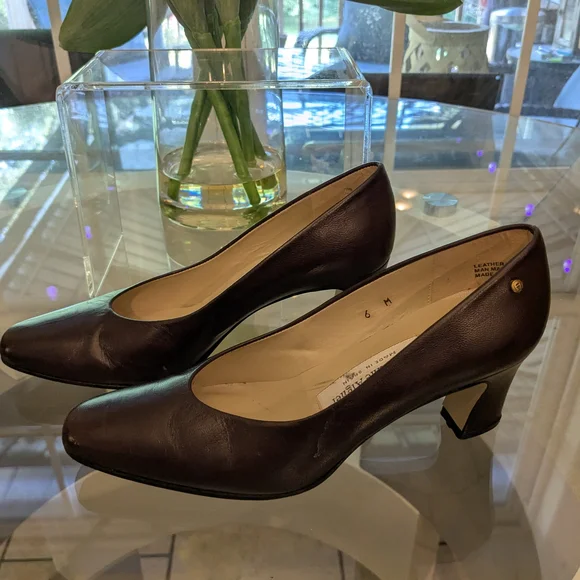 Etienne Aigner Classic Brown Heels - Picture 3 of 5